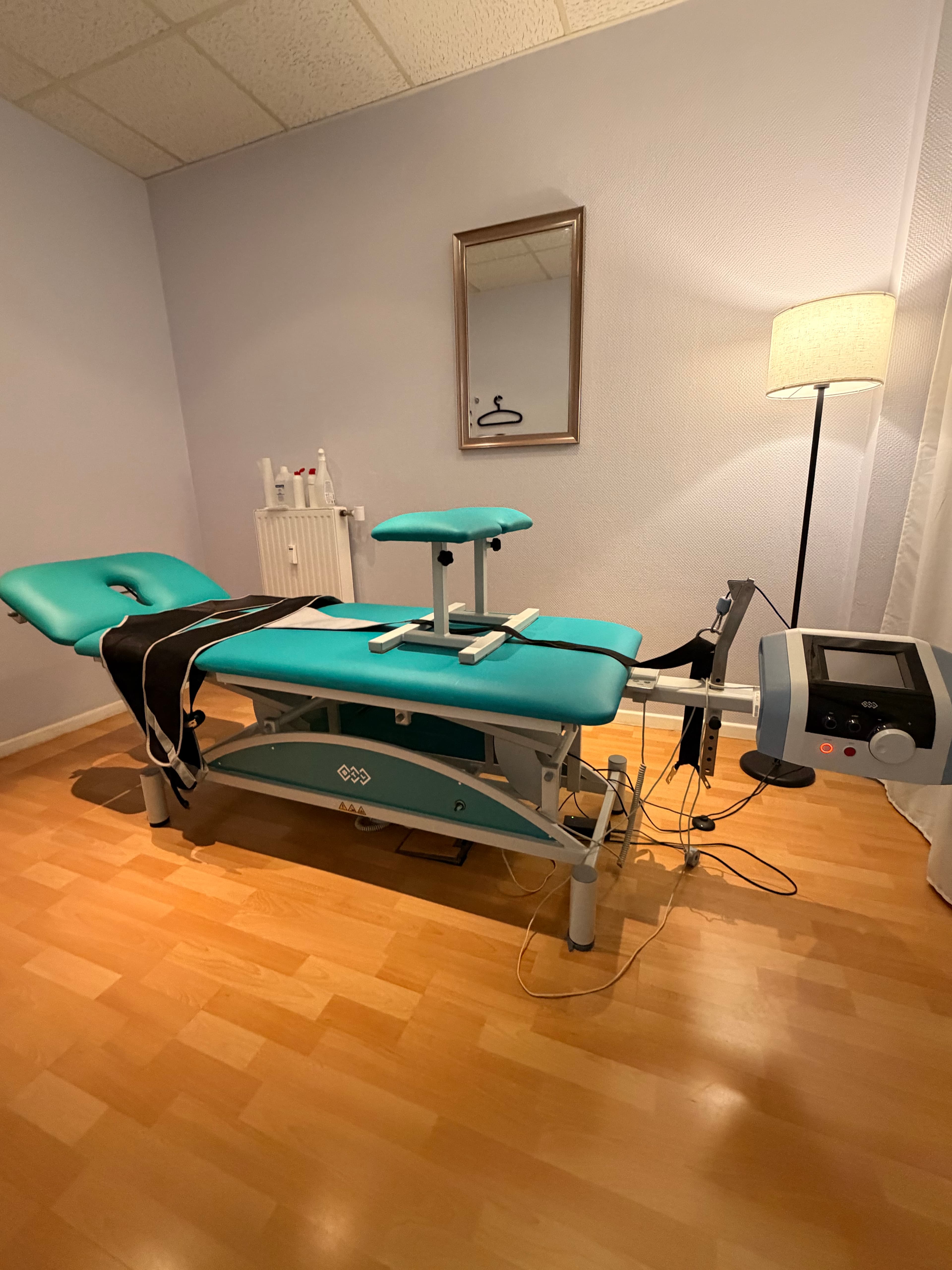Traktionsliege im Physiocentrum Bonn Endenich